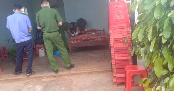  Cơ quan công an khám nghiệm tử thi để làm rõ vụ việc. (Ảnh B.N)