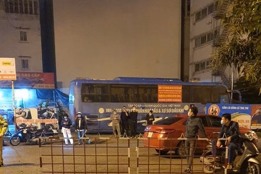 TP.Hải Phòng đã phải phong toả nhiều địa điểm ngay trong đêm 22.3 chỉ vì 2 cô gái nhập cảnh bất hợp pháp mang COVID-19 về nước. Ảnh: Mai Chi