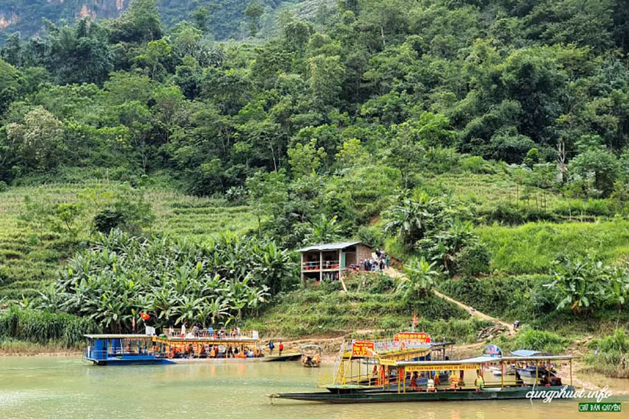 Bến thuyền ở Tà Làng, tùy vào du khách chọn đi nhà nào sẽ có những đường xuống bến khác nhau (Ảnh – cungphuot.info)