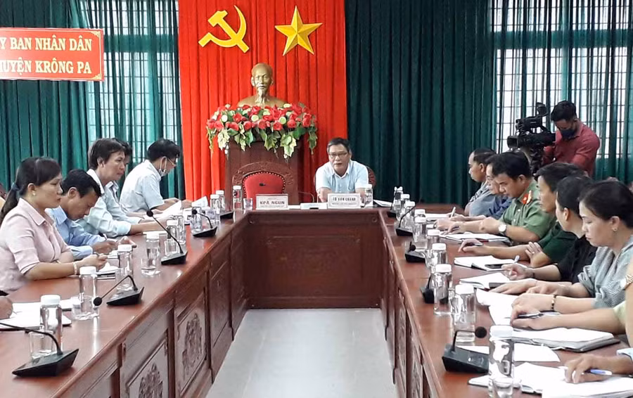 Krông Pa tích cực chuẩn bị để cuộc bầu cử thực sự là ngày hội của toàn dân ảnh 1 Huyện Krông Pa họp triển khai công tác bầu cử. Ảnh: Lê Nam