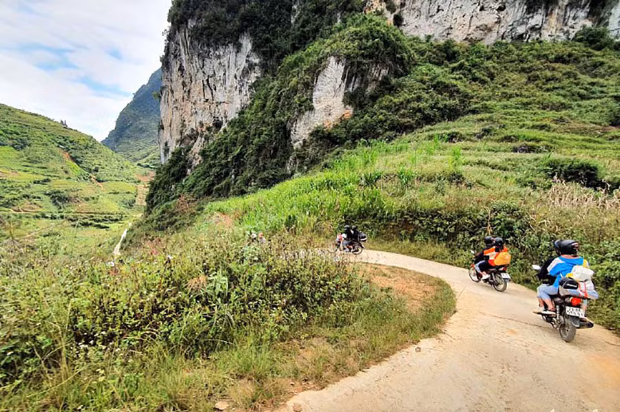 Du khách có xe máy có thể tự chạy xuống, nếu không có thể thuê người dân chở (Ảnh: sưu tầm)