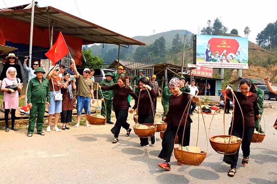 Du khách được hóa thân thành dân công tham gia trải nghiệm gánh, thồ lượng thực.