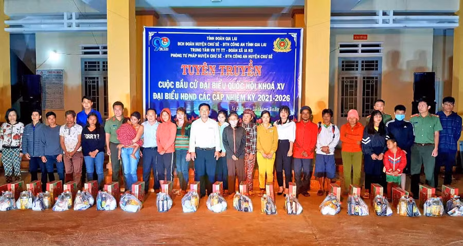 Đoàn Thanh niên Công an tỉnh Gia Lai tặng quà các gia đình chính sách và đoàn viên, thanh niên có hoàn cảnh đặc biệt khó khăn. Ảnh: Anh Quân Đoàn thanh niên Công an tỉnh Gia Lai trao tặng quà cho các hộ gia đình chính sách và đoàn viên thanh niên có hoàn cảnh đặc biệt khó khăn.
