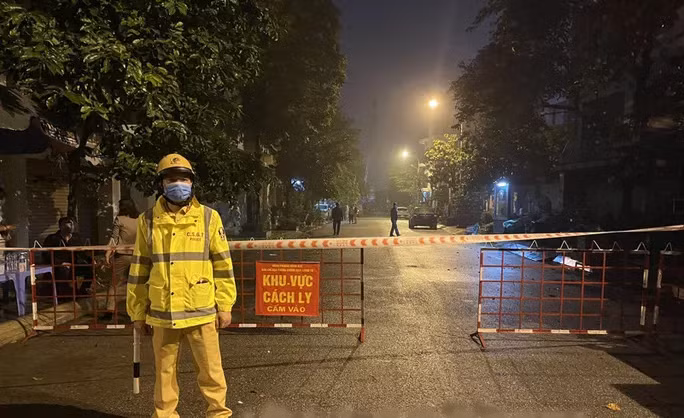 Lực lượng chức năng phong tỏa khu vực có khách sạn mà 2 trường hợp nghi mắc Covid-19 lưu trú tại phường Bạch Đằng Giang, quận Ngô Quyền, Hải Phòng - Ảnh: Báo Hải Phòng