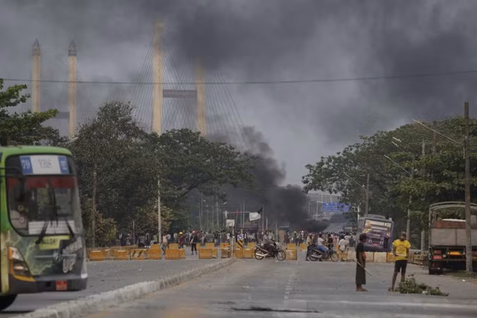 Địa điểm biểu tình "nóng" ở thị trấn Hlaing Tharyar hôm 14-3. Ảnh: Myanmar Now Địa điểm biểu tình
