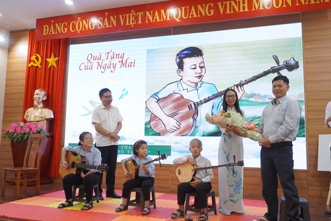 Nhà văn Võ Diệu Thanh (thứ hai từ phải qua) trong buổi ra mắt, tọa đàm về cuốn sách Quà tặng của ngày mai. ẢNH: NVCC