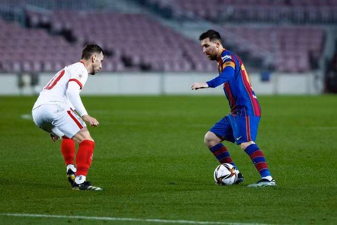 Siêu sao Lionel Messi (phải) không ghi bàn nhưng góp công lớn vào lối chơi Barcelona để lật ngược thế cờ - ẢNH: AFP Siêu sao Lionel Messi (phải) không ghi bàn nhưng góp công lớn vào lối chơi Barcelona để lật ngược thế cờ - ẢNH: AFP