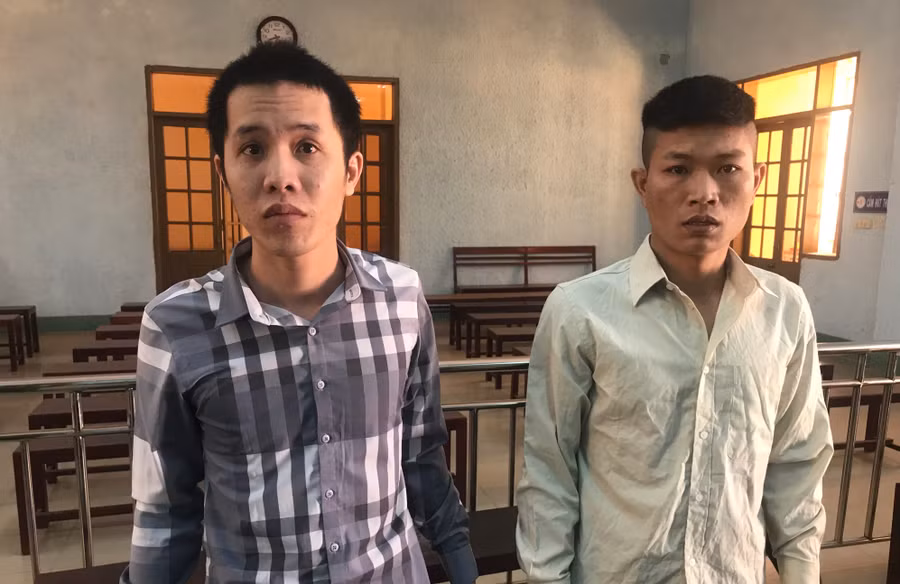 Mạnh (trái) và Nhất tại phiên tòa xét xử sơ thẩm