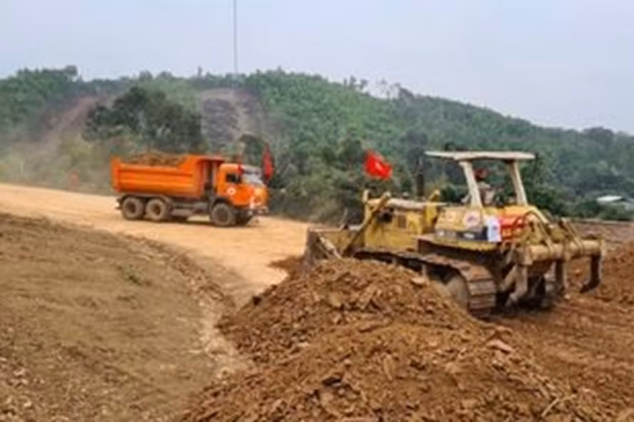 Thi công cao tốc Bắc Nam. Ảnh: ĐT
