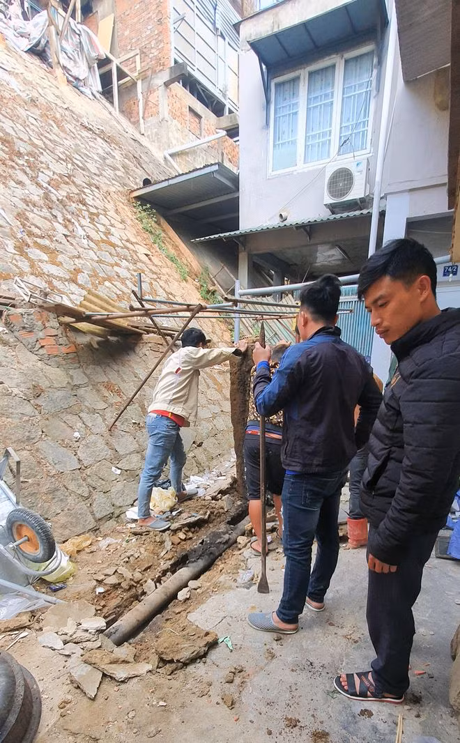 Chuẩn bị xây chân kè bằng bê tông cốt thép tại vị trí này. ẢNH: LÂM VIÊN