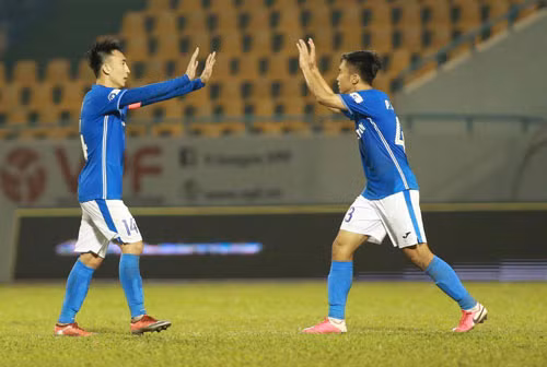 Nguyễn Hải Huy (trái) thi đấu xuất sắc ở trận thắng CLB TP HCM 2-0 nhưng anh cho rằng chính sự gắn kết tập thể đã giúp đội bóng khóa chặt được ngôi sao Lee Nguyễn