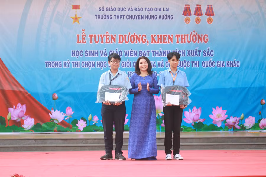 Cô Lê Thị Thu-Hiệu trưởng Trường THPT chuyên Hùng Vương trao thưởng cho 2 học sinh đạt thành tích xuất sắc nhất tại Kỳ thi chọn học sinh giỏi quốc gia THPT năm học 2020-2021. Ảnh: Hồng Thi.