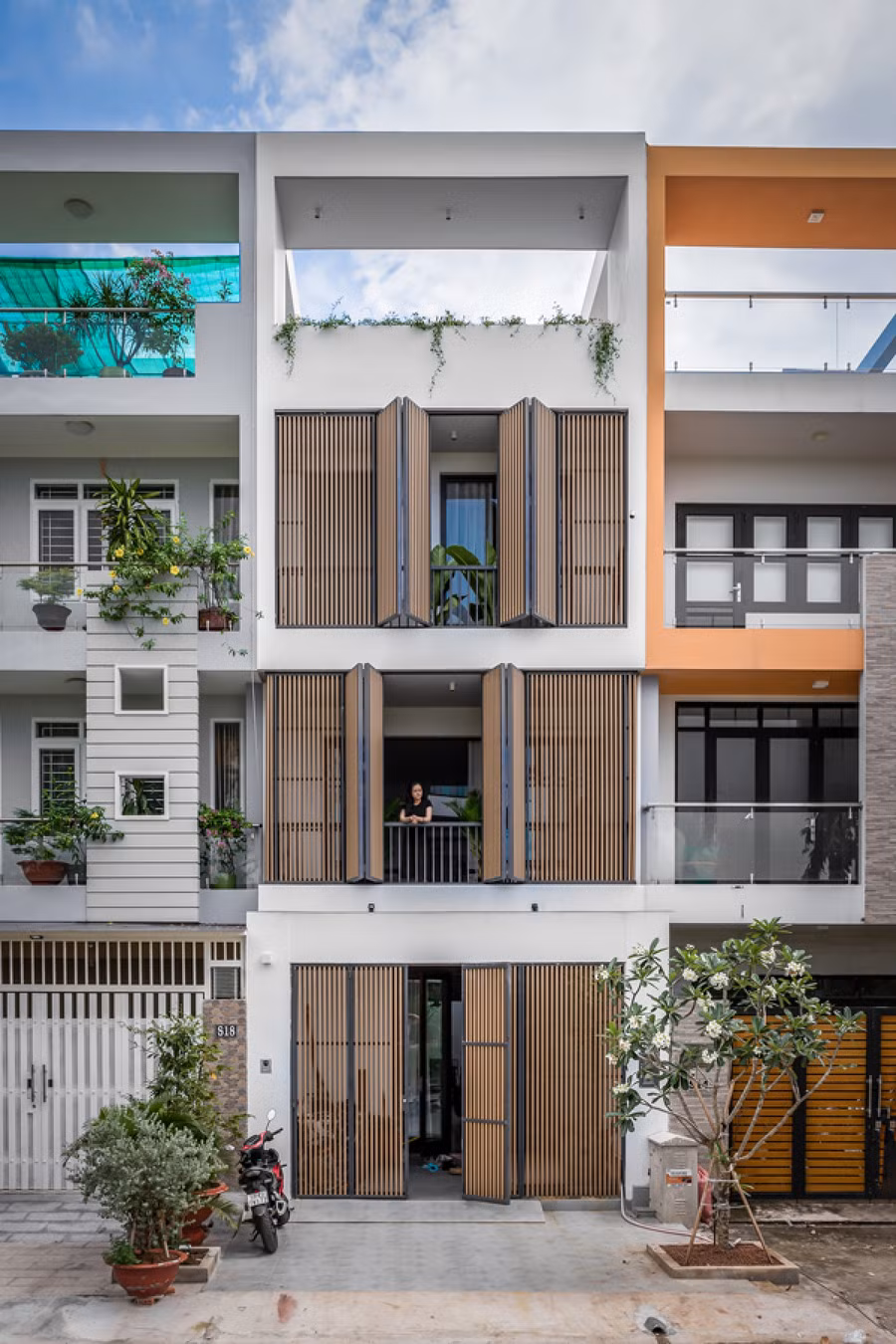 Ngôi nhà có dạng nhà phố nằm trong một khu dân cư mới ở huyện Nhà Bè, TP Hồ Chí Minh. Theo quy hoạch, các lô nhà phải xây đúng quy định về quy mô, chiều cao các tầng. Dù vậy, công trình vẫn có nét riêng nhờ hệ lam phủ mặt tiền, có tác dụng chắn nắng và tạo sự kín đáo nhất định. Ngôi nhà có dạng nhà phố nằm trong một khu dân cư mới ở huyện Nhà Bè, TP Hồ Chí Minh. Theo quy hoạch, các lô nhà phải xây đúng quy định về quy mô, chiều cao các tầng. Dù vậy, công trình vẫn có nét riêng nhờ hệ lam phủ mặt tiền, có tác dụng chắn nắng và tạo sự kín đáo nhất định.