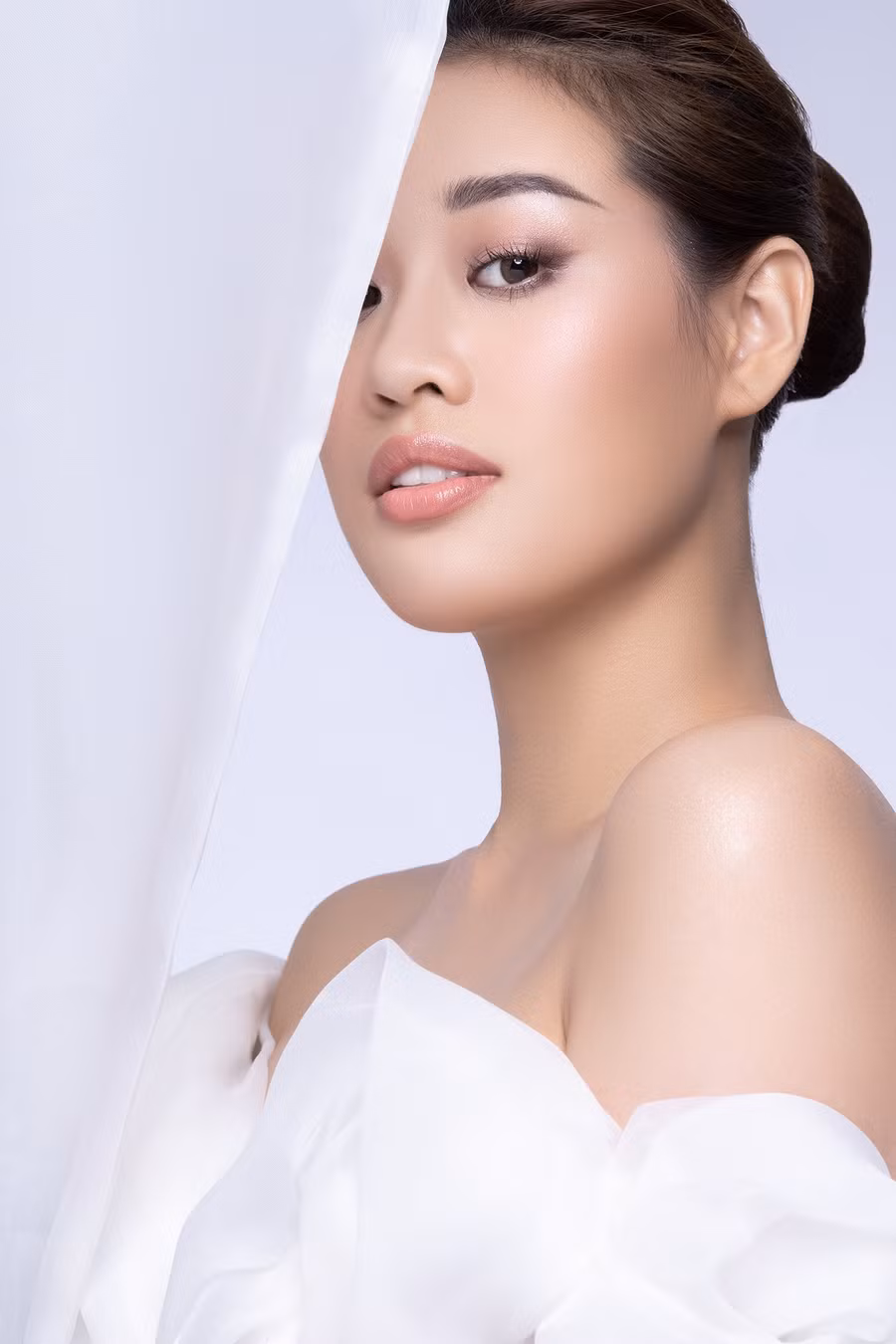 Đối lập Tiểu Vy, vừa qua, Hoa hậu Khánh Vân gửi tặng khán giả bộ ảnh beauty mới, lấy cảm hứng từ những dải lụa với thông điệp 
