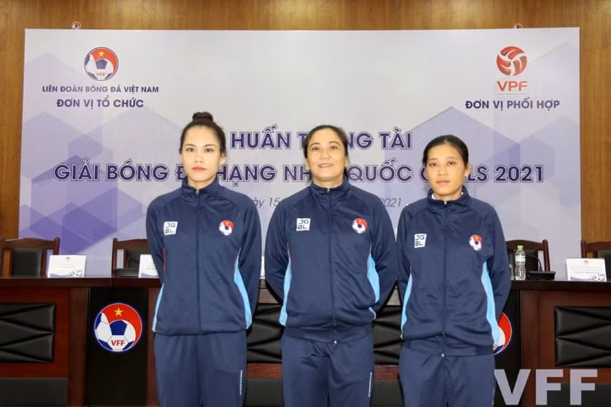 Các trợ lý trọng tài nữ từ trái qua: Hà Thị Phượng, Trương Thị Lệ Trinh và Nguyễn Thị Hằng Nga. Ảnh: VFF