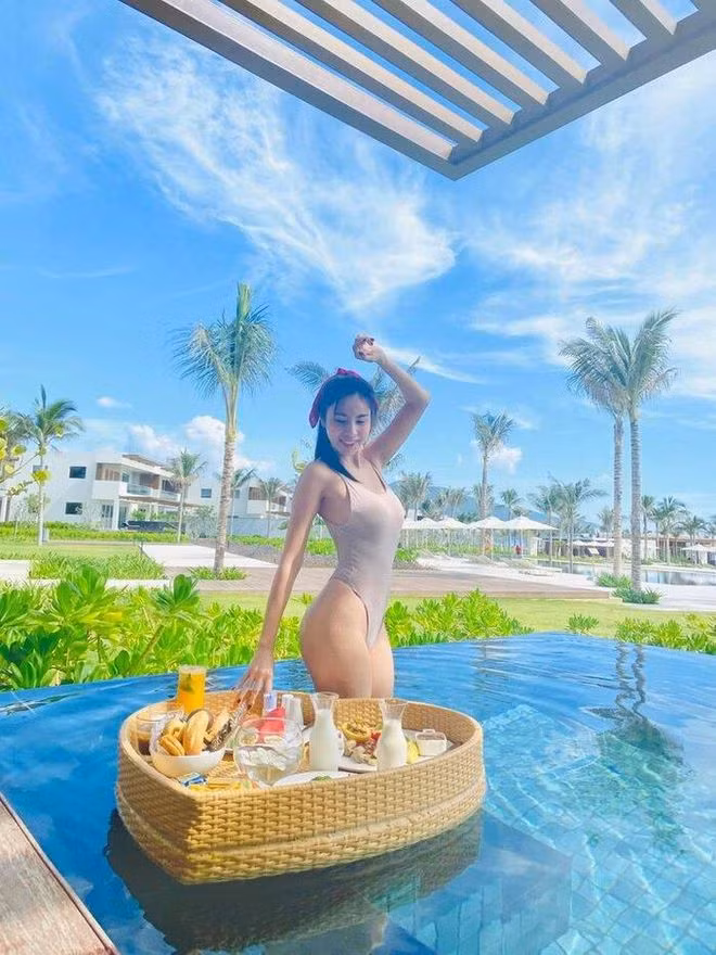 Khoảnh khắc Thủy Tiên diện áo tắm từng được nữ ca sĩ chia sẻ trên trang cá nhân. ẢNH: FBNV