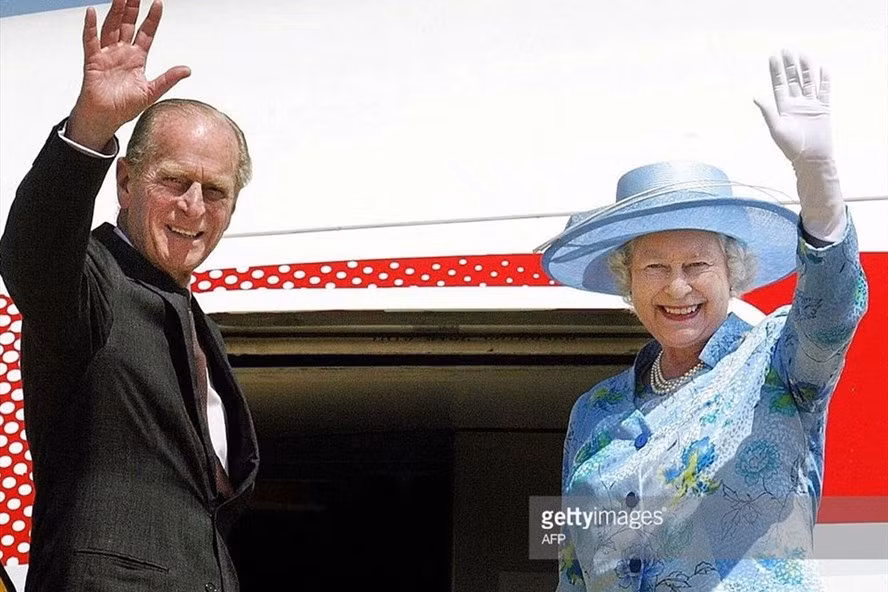 Nữ hoàng Anh Elizabeth trong một chuyến bay bằng chuyên cơ. Ảnh: AFP
