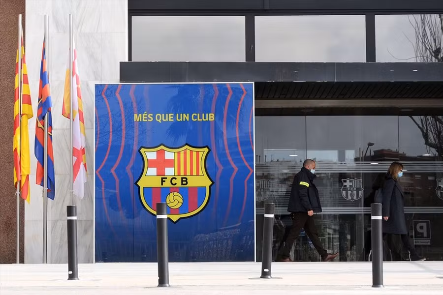  Cảnh sát đến khám xét trụ sở câu lạc bộ Barcelona ở sân Camp Nou. Ảnh: Barcelona