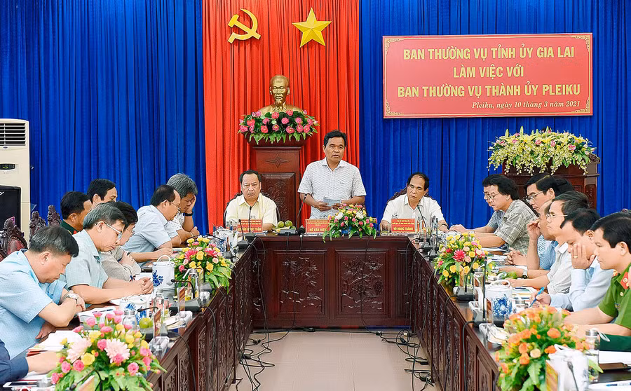Bí thư Tỉnh ủy Hồ Văn Niên phát biểu chỉ đạo tại buổi làm việc của Ban Thường vụ Tỉnh ủy với Ban Thường vụ Thành ủy Pleiku. Ảnh: Đức Thụy