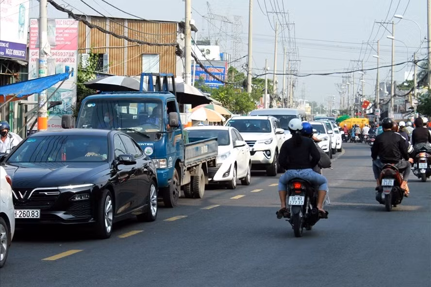 Quốc lộ 50 đoạn qua địa bàn TPHCM thường xuyên ùn tắc do chưa được mở rộng. Ảnh: Thanh Vũ Quốc lộ 50 đoạn qua địa bàn TPHCM thường xuyên ùn tắc do chưa được mở rộng. Ảnh: Thanh Vũ