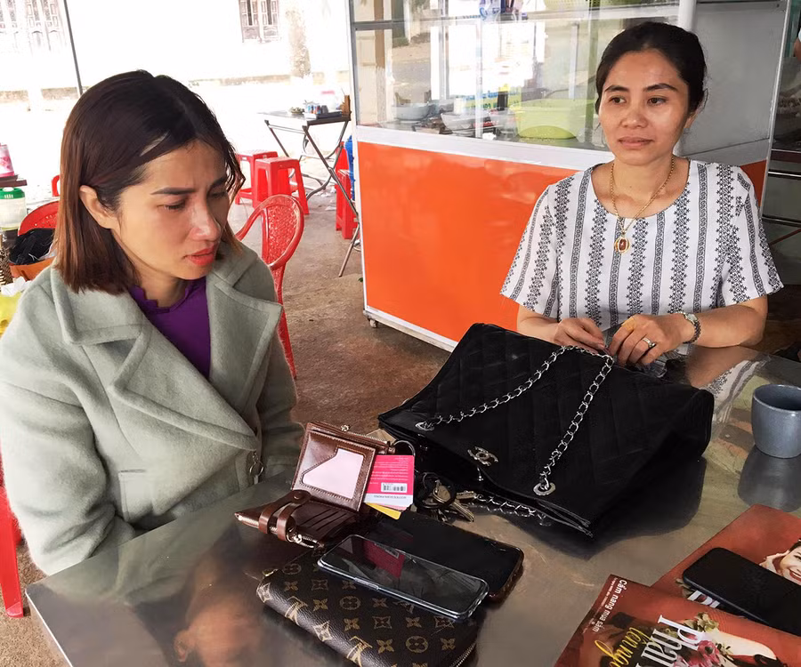  Chị Dung đã liên lạc và tự tay trả lại toàn bộ tài sản cho chị Nguyễn Thị Bích Hiền. Ảnh: Mỹ Đức