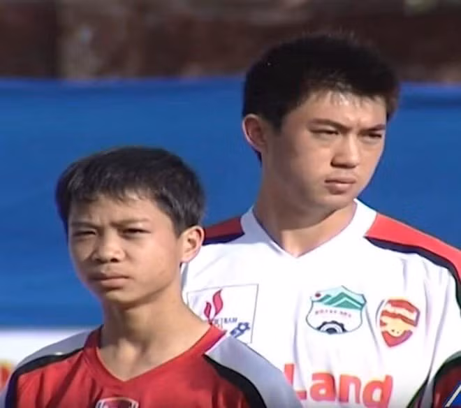 Hình ảnh Lee Nguyễn và Công Phượng vô tình lọt vào một tấm ảnh chung cách đây hơn 10 năm. Ảnh: T.L