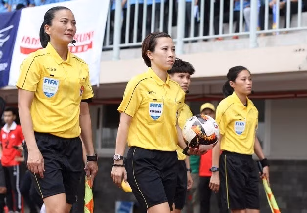 Trương Thị Lệ Trinh (trái) là một trong những trợ lý trọng tài nữ đạt đẳng cấp FIFA. Ảnh: VFF