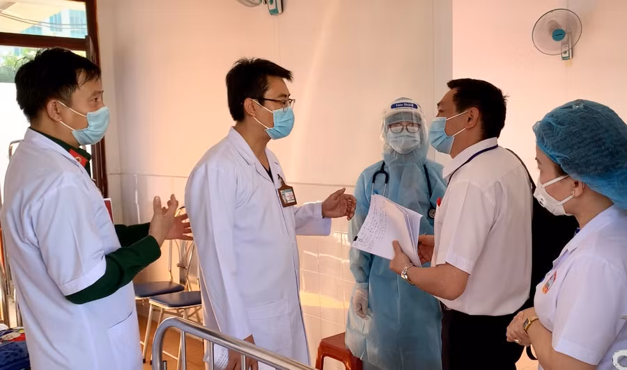 Đoàn kiểm tra của Sở Y tế Gia Lai kiểm tra công tác phòng-chống dịch tại Bệnh viện Quân Y 15. Ảnh Như Nguyện