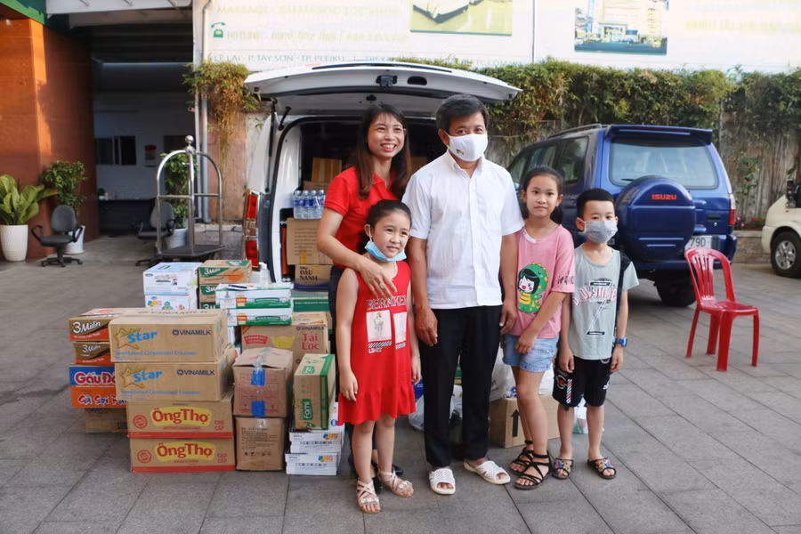 Người dân chụp hình lưu niệm với ông Hải. Ảnh: Quang Tấn