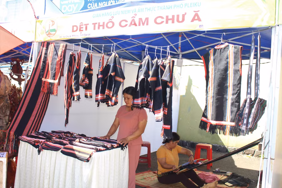 Những gian hàng thổ cẩm trưng bày những sản phẩm đặc sắc nhất của bà con dân tộc thiểu số tại lễ hội. Ảnh Thi Giang