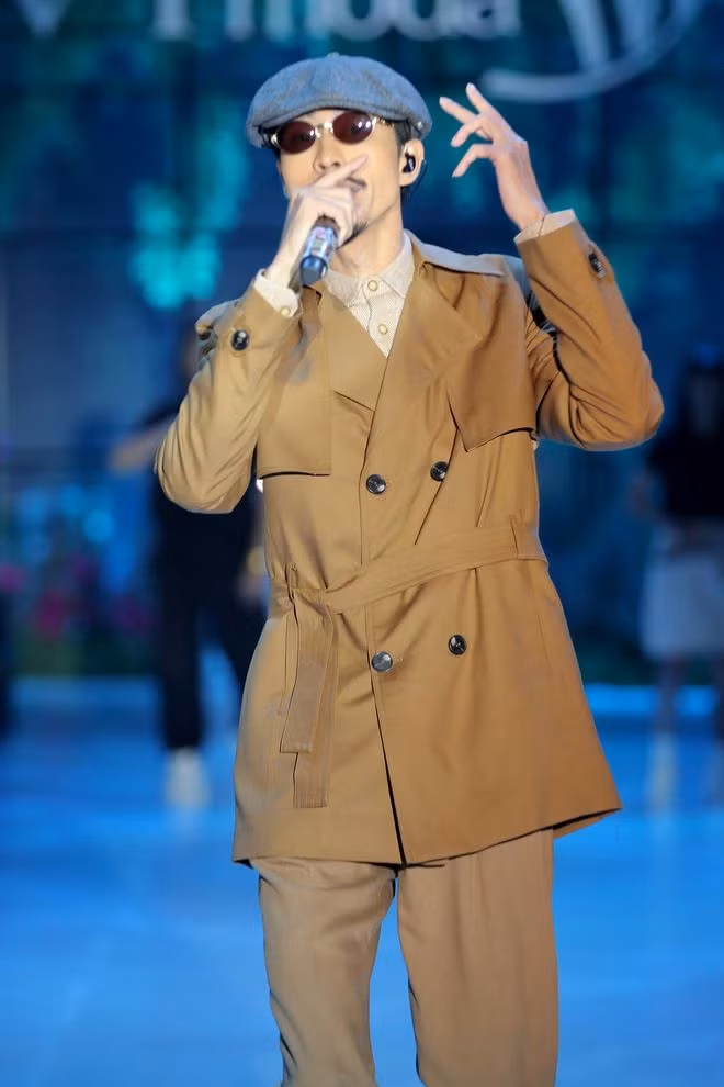 Buổi trình diễn còn có sự xuất hiện của Đen Vâu, đây là lần hiếm hoi nam rapper nhận lời tham gia biểu diễn trong một sự kiện thời trang ẢNH: BTC