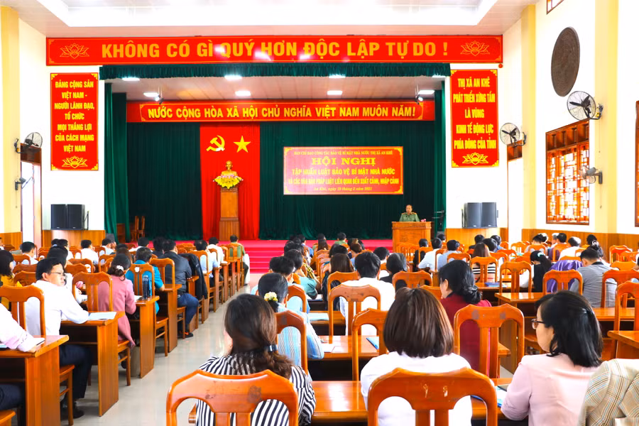 Ban Chỉ đạo công tác bảo vệ bí mật Nhà nước thị xã An Khê tổ chức hội nghị tập huấn Luật Bảo vệ bí mật Nhà nước và các văn bản liên quan xuất, nhập cảnh. Ảnh An Phát