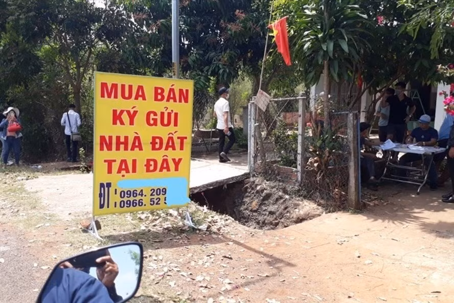 Một điểm giao dịch mua bán đất trong những ngày sốt đất ở xã Tân Lợi và An Khương (huyện Hớn Quản, tỉnh Bình Phước). Ảnh: Đình Trọng