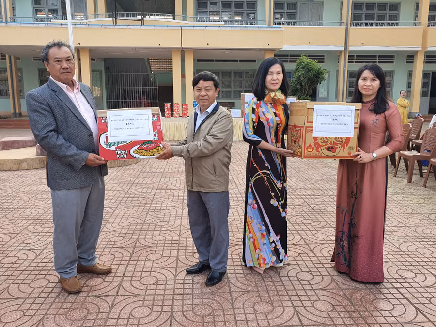  Ông Phan Xuân Trường đại diện Hội Cựu cán bộ Đoàn phía Nam tặng sách cho trường THCS Phạm Hồng Thái. Ảnh: Hà Đức Thành