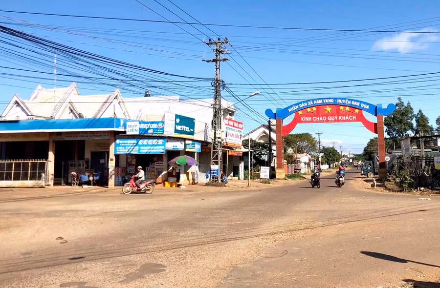 Những tuyến đường liên thôn, liên xã ở Hải Yang sầm uất chẳng khác phố xá là mấy. Ảnh: Lê Hòa