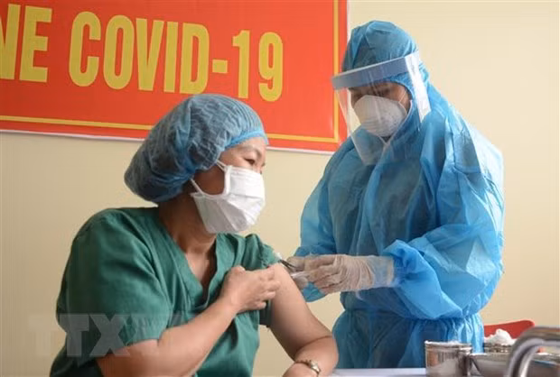 Các nhân viên y tế được tiêm vaccine ngừa COVID-19. (Ảnh: Văn Dũng/TTXVN)