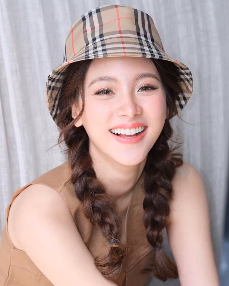 Baifern Pimchanok sở hữu ngoại hình hoàn hảo với gương mặt thanh tú, vóc dáng quyến rũ.