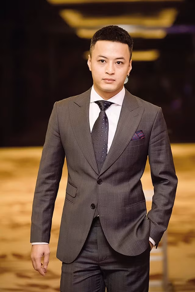 Nếu như ở các vai diễn trước đây, Hồng Đăng thường được chọn vào những vai chung tình, sống tình cảm. Anh có nhiều lần đóng cặp với Hồng Diễm trong: Cả một đời ân oán, Hoa hồng trên ngực trái... Ảnh: NSCC.