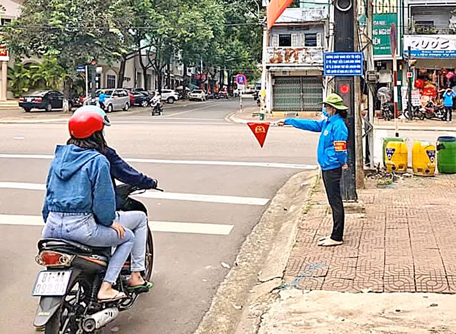 Đoàn viên, thanh niên phường Hội Thương (TP. Pleiku) hỗ trợ điều tiết giao thông. Ảnh: Quang Tấn