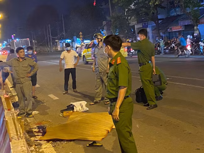 Công an khám nghiệm 1 vụ tai nạn giao thông trước đó.