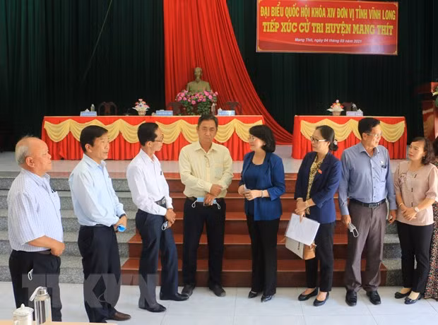 Phó Chủ tịch nước Đặng Thị Ngọc Thịnh với cử tri huyện Mang Thít, tỉnh Vĩnh Long. (Ảnh: Phạm Minh Tuấn/TTXVN)