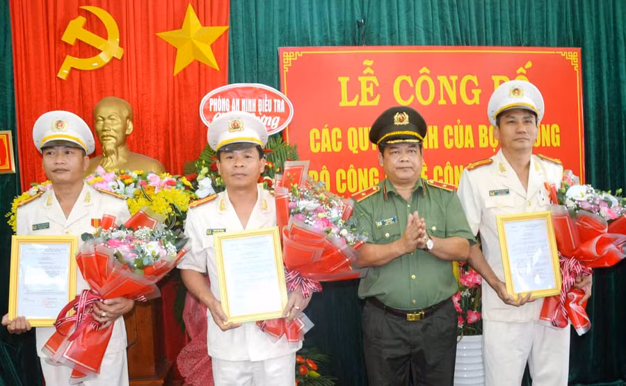 Thiếu tướng Rah Lan Lâm-Ủy viên Ban Thường vụ Tỉnh ủy, Bí thư Đảng ủy, Giám đốc Công an tỉnh trao quyết định cho các đồng chí được điều động, bổ nhiệm. Ảnh: Hữu Trường Thiếu tướng Rah Lan Lâm-Ủy viên Ban Thường vụ Tỉnh ủy, Bí thư Đảng ủy, Giám đốc Công an tỉnh trao quyết định cho các đồng chí được điều động, bổ nhiệm. Ảnh: Hữu Trường