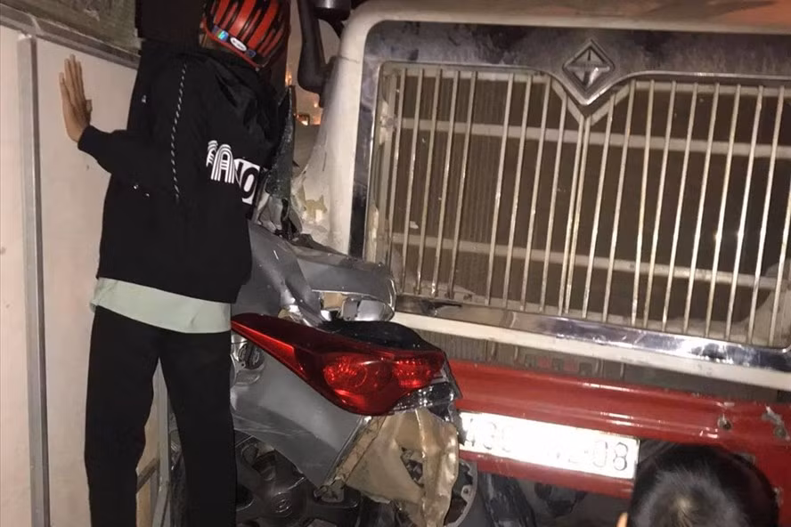Phần đuôi xe ôtô 4 chỗ biển số Lào bị đầu xe container tông biến dạng. Ảnh: TH.