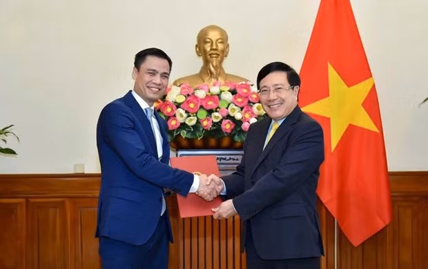 Ủy viên Bộ Chính trị, Phó Thủ tướng, Bộ trưởng Ngoại giao Phạm Bình Minh đã trao quyết định bổ nhiệm Thứ trưởng Ngoại giao cho ông Đặng Hoàng Giang. (Nguồn: Baochinhphu.vn)