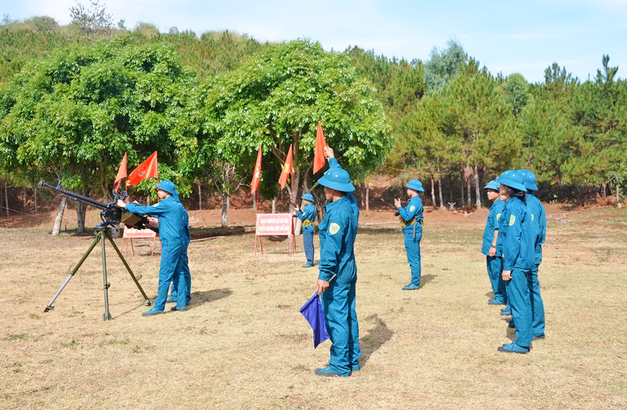Lực lượng dân quân TP. Pleiku tham gia huấn luyện trên thao trường. Ảnh: Vĩnh Hoàng