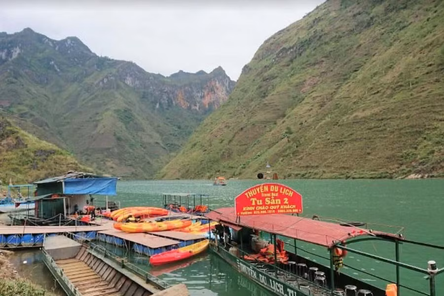 Bến thuyền khám phá hẻm Tu Sản ở Xín Cái (Ảnh: sưu tầm)