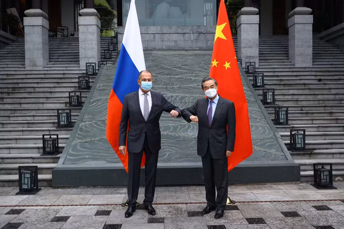 Bộ trưởng Ngoại giao Nga Sergey Lavrov trong cuộc gặp hôm 22-3 với người đồng cấp Trung Quốc Vương Nghị. Ảnh: Reuters