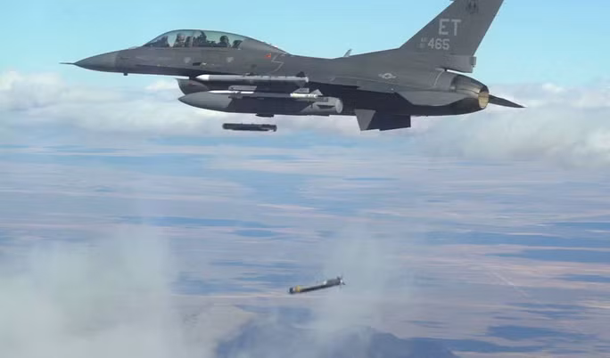 Máy bay chiến đấu F-16D Viper. Ảnh: The Drive Máy bay chiến đấu F-16D Viper. Ảnh: The Drive