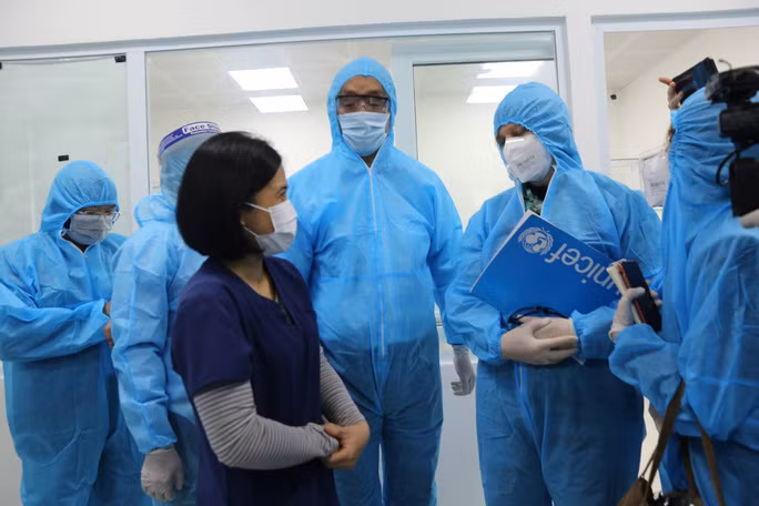 Chuyên gia WHO và UNICEF trò chuyện với nữ nhân viên y tế trước thời thời điểm vắc-xin Covid-19 Chuyên gia WHO và UNICEF trò chuyện với nữ nhân viên y tế trước thời thời điểm vắc-xin Covid-19