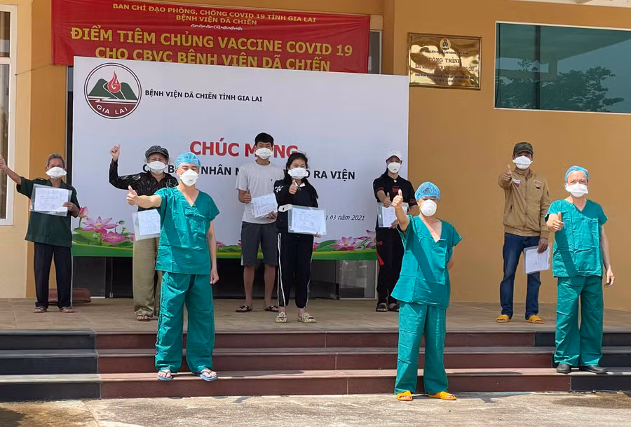 Các bác sĩ chúc mừng các trường hợp ra viện. Ảnh: Như Nguyện